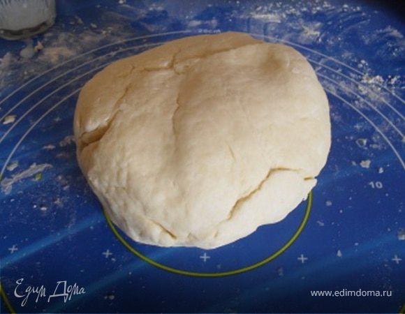 Замесить гладкое, эластичное тесто.Уберите его в холод на 1-1,5 часа.