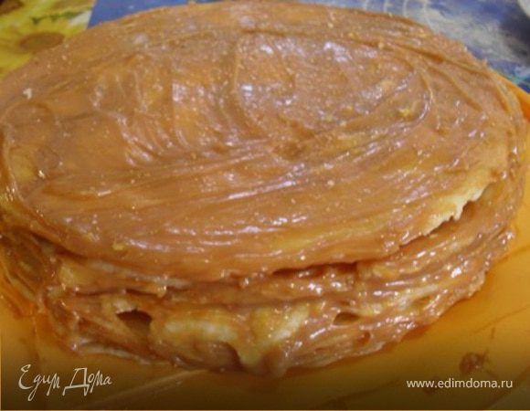 Смажьте коржи кремом, соберите их в торт.