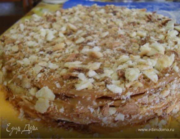 Посыпьте снаружи торт крошкой.Уберите в холод охлаждаться...