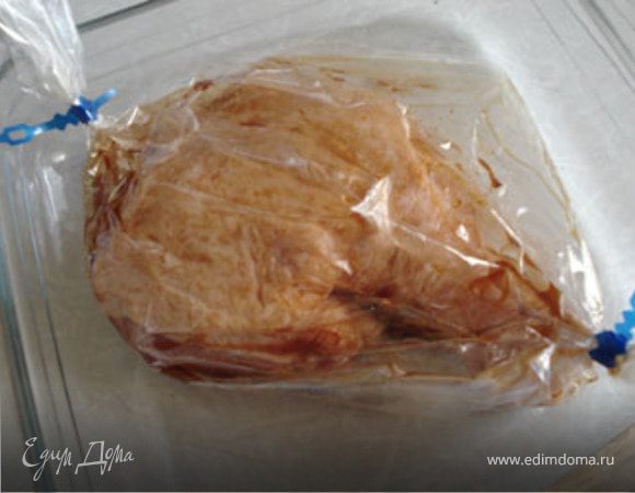 Разогреть духовку до 200 град. Смешать соевый соус, мед и аджику.
Замариновать окорочок в смеси в рукаве.
Маринуется в течении 15-20 минут (во время разогрева духовки).