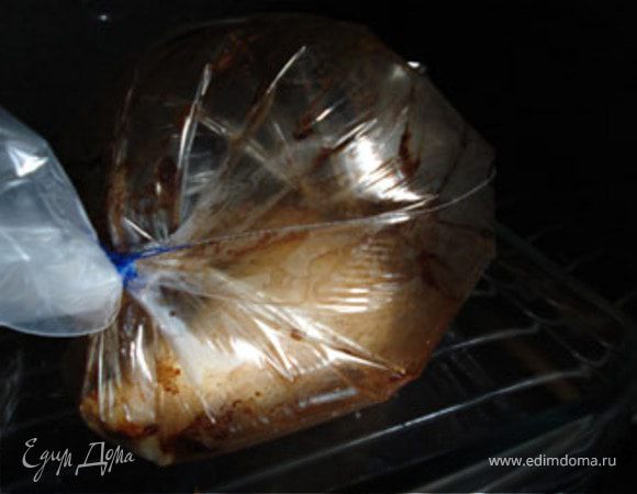 Запекать окорочок в духовке в течении 30-45 минут. В последние минут 10 в рукаве сделать надрезы, чтобы кожица подрумянилась.