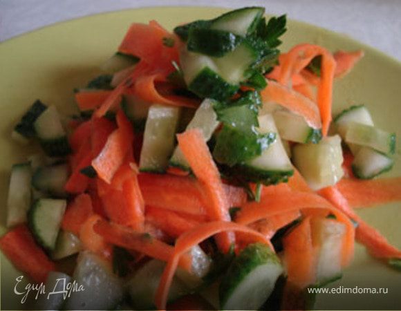 В это время сделать салат. Порезать огурец кубиками. Можно снять кожицу( ну это по вкусу). Морковь мелко порезать. Я люблю нарезать на мелкие пластинки с использованием овощечистки. Добавить зелень.Посолить. Заправить любым растительным маслом и лимонным соком. 