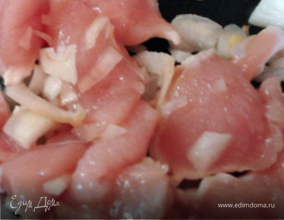 Куриное филе нарезать кусочками. Лук нарезать полукольцами и все обжарить на растительном масле.  