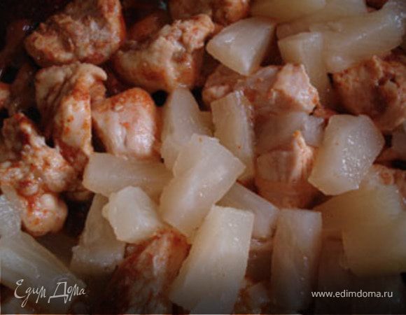 Добавить ананасы и все еще немного потушить.Сварить спагетти. 