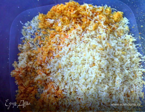 с трех лимонов и трех апельсинов снять цедру и выжать сок.