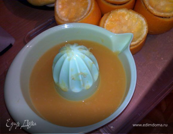 с остальных апельсинов и лимонов отрезать шляпку и выжать тоже сок, постараться максимально вычистить мякоть и чуть чуть отрезать низ (так чтобы они могли стоять)и отправить в морозилку, чтобы заморозить до белого инея. Полученный сок соединить с цедрой и соком .