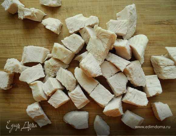 Наша индейка уже остыла. Нарезать ее кубиками.