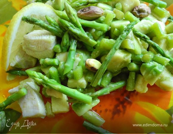 Все ингредиенты очень аккуратно смешать, полить оливковым маслом и лимонным соком. Последний аккорд - фисташки. Салат готов.