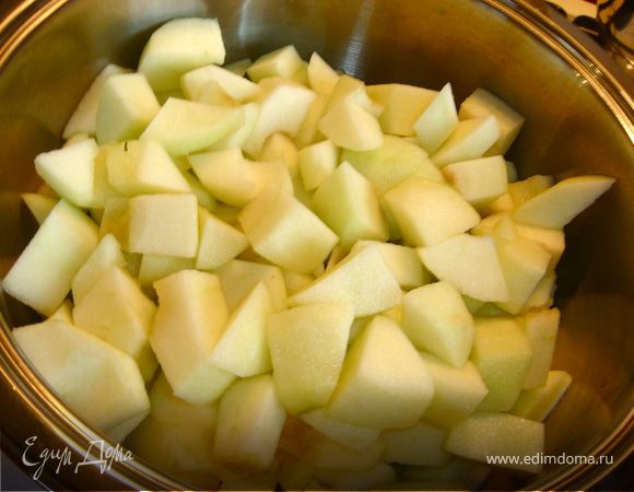 Духовку нагреть до 180С. Для начала займемся приготовлением яблочного пюре. Для этого очистим яблоки от кожуры и семян, нарежем на небольшие кубики и сбрызнем соком лимона. Затем выкладываем яблоки в кастрюлю с толстым дном, пересыпаем сахаром, используем половину стакана и отправляем на плиту томиться под крышкой на слабом огне до полного размягчения яблок. Пробиваем в миксере. Добавляем корицу и ваниль.  Остужаем полученное пюре.