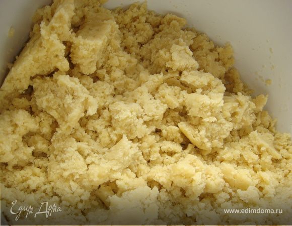 Теперь тесто. Оливковое масло взбить в комбайне со стаканом сахара. Добавить яйца и постепенно ввести просеянную муку и разрыхлитель. Тесто должно получиться довольно твердым и должно разрываться.