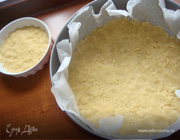 Собираем пирог. Форму для выпечки смазать маслом. Половину теста растереть в руках и выложить им дно формы.