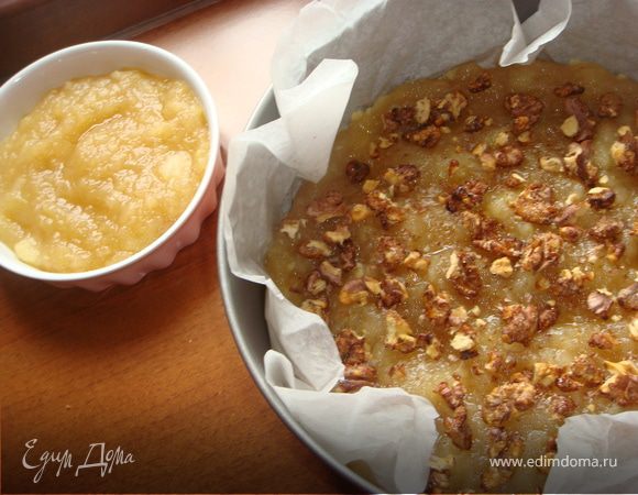Сверху положить  яблочное пюре и орехи.