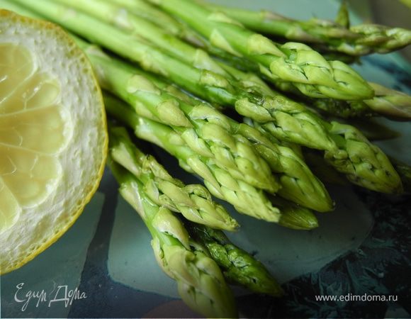 Спаржу отварить в подсоленной воде с небольшим количеством лимонного сока в течение 2-3 мин. Порезать небольшими кусочками.