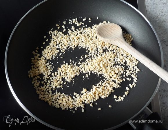 Миндаль (рубленый и пластинками) по отдельности обжарить на сковороде без масла до золотисто-коричневого цвета.