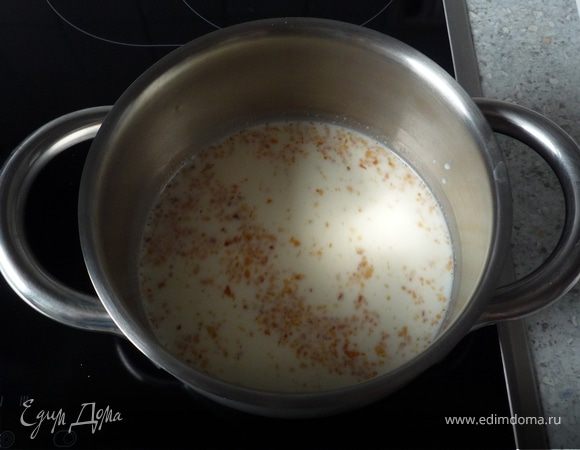 Вскипятить молоко, лимонную цедру и рубленный миндаль.