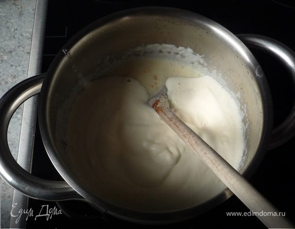 Добавить сахар, ванильный сахар и манку (вводить аккуратно, небольшими порциями).
При постоянном помешивании довести до загустения 3-4 минуты. Снять с огня и перемешать со взбитыми сливками (взбить несильно).