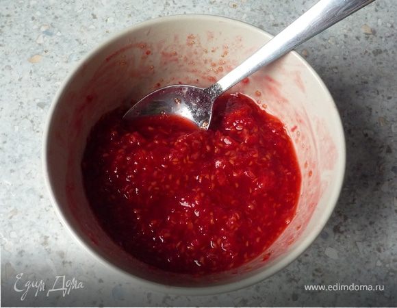 Сделать из малины пюре (я потолкла немного), добавить 1 ст.л. лимонного сока и коричневого сахара.