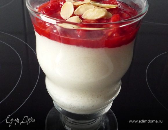 Распределить малиновый соус по десертным стаканам сверху пудинга. Посыпать пластинками миндаля. Приятного аппетита!