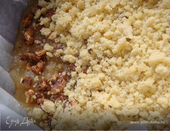 или натереть, уложить сверху на начинку, образуя верхний слой теста.