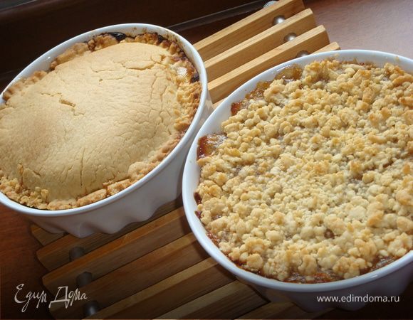 Выпекать 30-40 мин. Остывший пирог присыпать сахарной пудрой и украсить половинками грецких орехов. Из указанного количества теста у меня получился пирог диаметром 23 см и 2 маленьких (делала специально для сына без орехов), диаметром 8 см. 