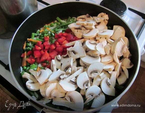 Лук и морковь нашинковать. В глубокую сковороду налить масло. Лук, морковь, горошек и фасоль положить в сковороду.
Перец нарезать кубиками, шампиньоны пластинками, добавить к овощам. Немного посолить (бульон овощной будет солёный)
Тушить пока грибы не осядут.
