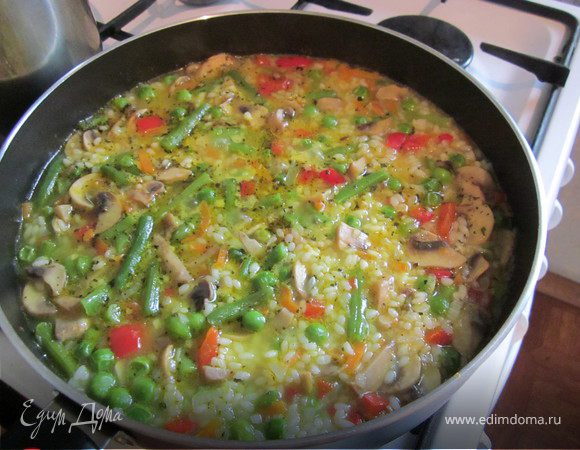 Как только грибы осели, добавляем рис. Перемешать, прогреть рис и добавить бульон. Он должен покрывать рис.
Ризотто нужно периодически мешать и подливать бульон.
После добавления риса, ризотто готовиться 17 минут.
Перед окончание посыпать базиликом, куркумой, попробовать на соль.