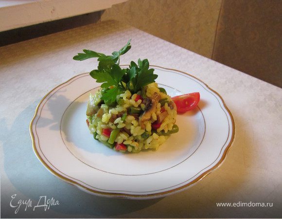 Всё,кремовое и вкусное ризотто готово! Перед подачей посыпьте свежей петрушкой,а когда пост пройдет(или если вы не поститесь) посыпьте ещё и тертым пармезаном.
Приятного аппетита!