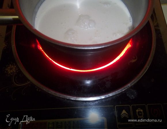 Ставим на плиту сливки.Доводим до кипения и ...