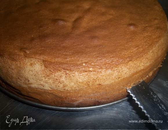 Выпекаем.Готовый бисквит разрезаем пополам