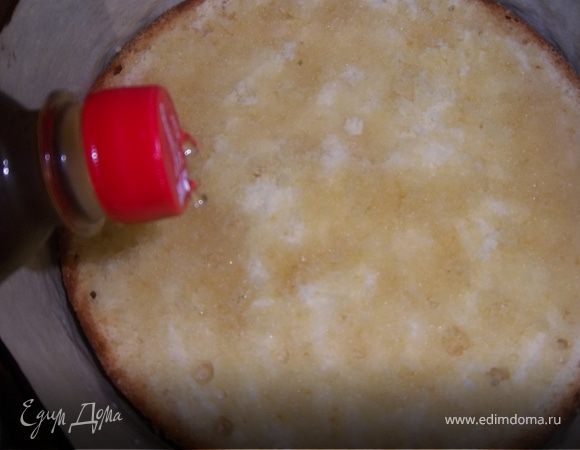 Пропитываем сахарным сиропом