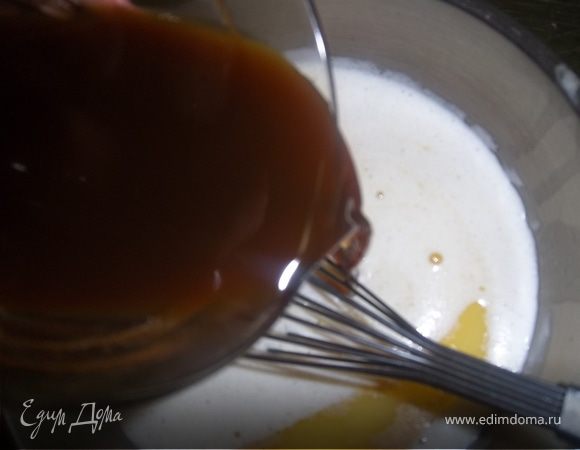 В растопленное масло добавляем кофе