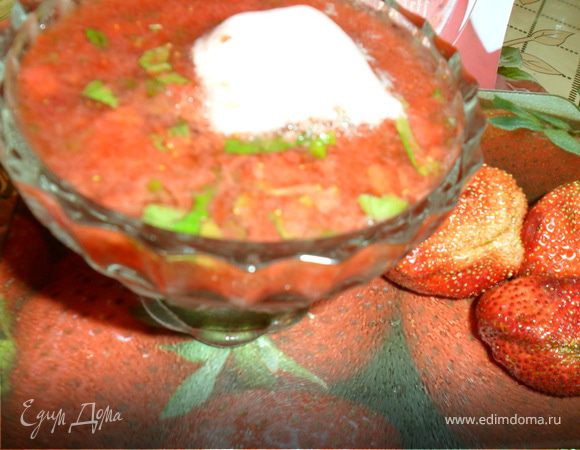 Клубнику в блендере довести до пюре, я оставляла комочки))). Добавить сахар, лимонный сок, мелко порезанную мяту перемешать и поставить в холодильник на 1 час. (я ставила в морозилку). Охлажденное пюре разлить в вазочки, выложить в каждую порцию по шарику сорбета или мороженного, полить шампанским и можно подавать. Приятного Вам!!!))