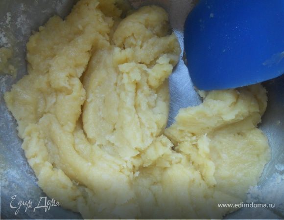 Для теста соединить размягченное сливочное масло с сахарной пудрой/сахаром, солью, желтком и холодной водой. Просеять муку и оперативно замесить тесто. Завернуть его в пленку и отправить в холодильник минут на 20-30.