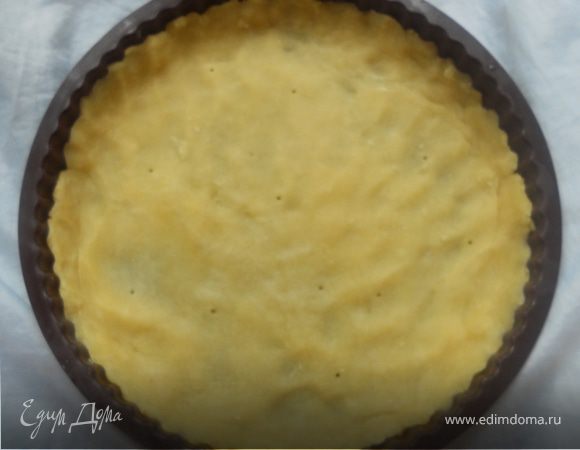 Духовку предварительно разогреть до 180-2000С. В форму для тарта выложить тесто и разровнять по всему диаметру (диаметр моей формы ок.25 см.), сформировать бортики ***Можно, конечно, раскатать скалкой, но я тут всех агитирую вступать в клуб противников скалки, кое-то уже присоединился:)))***