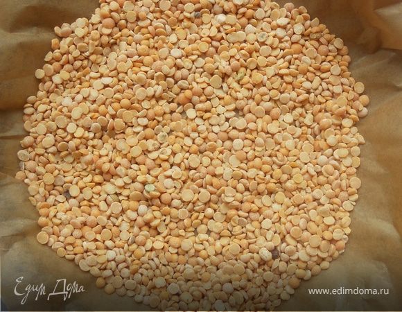 Поверхность в нескольких местах проткнуть вилкой. На тесто выложить бумагу для выпечки, поверх какой-нибудь увесистый продуктовый груз - фасоль или горох. Выпекать минут 15, затем бумагу с горохом снять и выпекать еще минут 10. Достать из духовки, дать полностью остынуть, вынуть из формы ***Почему то на этот раз тарт был более рассыпчатым, местами по краям пошли сколы, но они оказались не критичными***