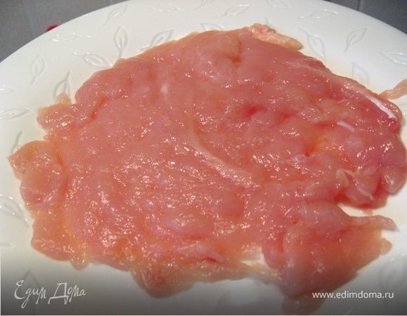 Филе отбить скалкой через пленку(можно в рукаве для запекания.)Немного посолить, поперчить.