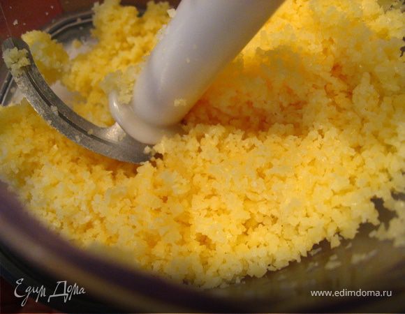 Сыр измельчить.