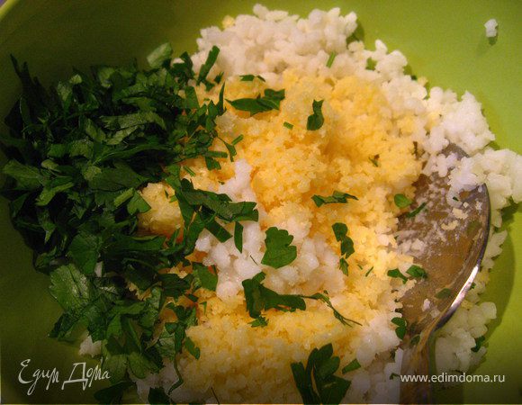 Для начинки смешать рис с сыром, добавить зелень, чеснок по вкусу.