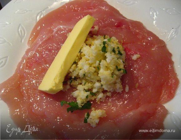 На отбитое филе выкладываем начинку, и кусочек масла.