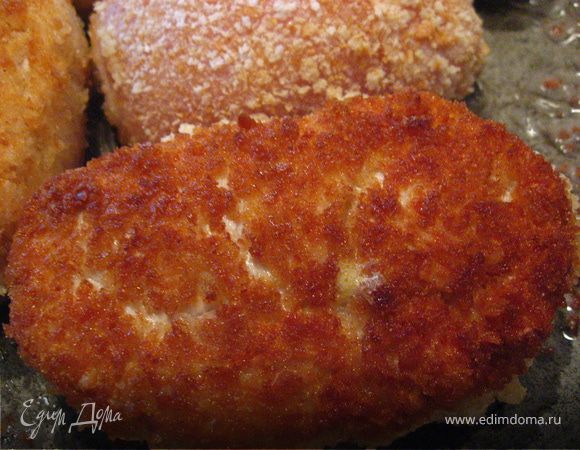 Выкладываем на хорошо разогретую сковородку швом вниз, и обжариваем котлетки с двух сторон.