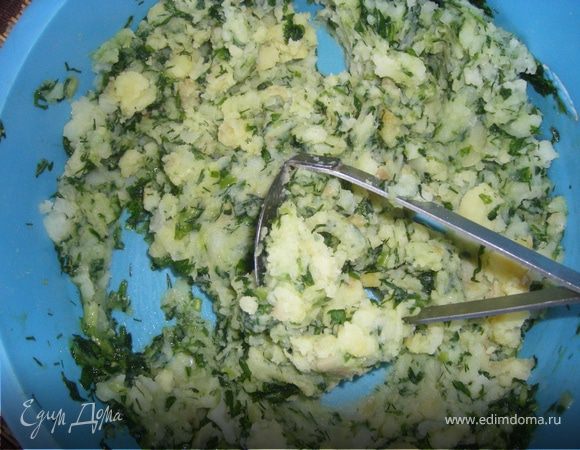 берем картошку и также толкем с зеленью, это вторая особенность...