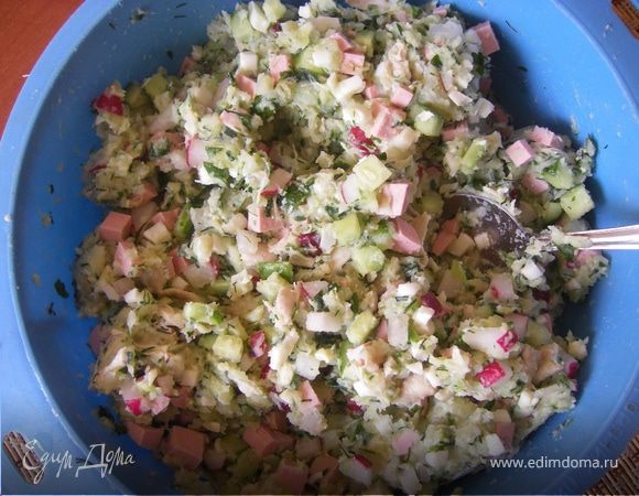 Дальше как у всех -  крошим редис, огурцы,яйца,колбаса/мясо( у некоторых рыба). 