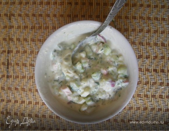 Перемешали. И тут последняя особенность, или почему я считаю свою окрошку универсальной -каждый заливает (кефир, сыворотка, квас , минералка... и т.п.)и кладет( сметану , майонез, горчицу.... и т.п.) на свой вкус, в тот момент, когда собирается есть.Окрошку храним в холодильнике как салат. Приятного!!!