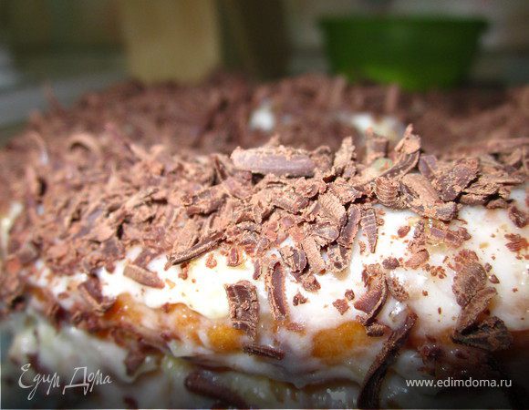 Сверху торт обильно промазать остатками соуса (если остались измельченные грецкие орехи, то добавить в соус) и посыпать тертым шоколадом.