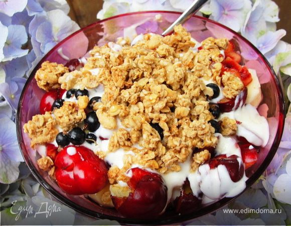 В небольшой глубокой тарелочке укладываем 2 ст.л. йогурта. Присыпаем 3 ст.л. хлопьев. Чистим фрукты, ягоды и укладываем их сверху. Повторяем слои йогурта и хлопьев, добавляем поверх всего мед, присыпаем хлопьями.
Завтрак готов! Приятного аппетита!