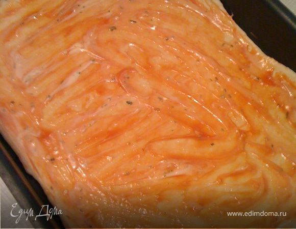 Тонко раскатываем тесто. Смазываем соусом томатным и чесночным.