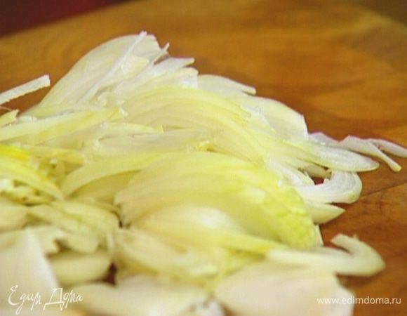 Лук почистить и нарезать полукольцами. 