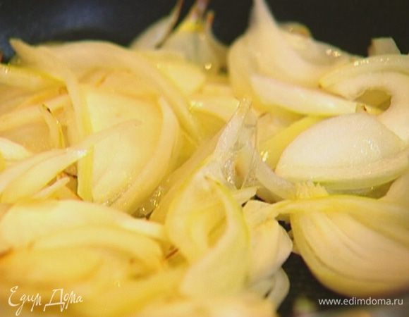 Разогреть в тяжелой сковороде 1 ч. ложку оливкового масла и тушить лук под крышкой на медленном огне 5–7 минут. 