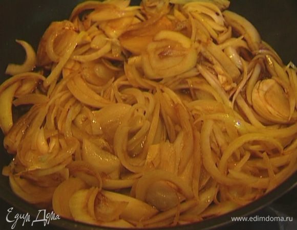 Добавить сахар и бальзамический уксус, перемешать и обжаривать лук минут 15–20 уже без крышки до тех пор, пока он не закарамелизируется.