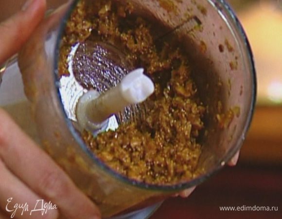 Инжир порезать на несколько частей, выложить в блендер, добавить лимонный сок, кленовый сироп и измельчить.